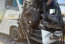 Ônibus da Gontijo colide em carreta na BR-381 e deixa feridos