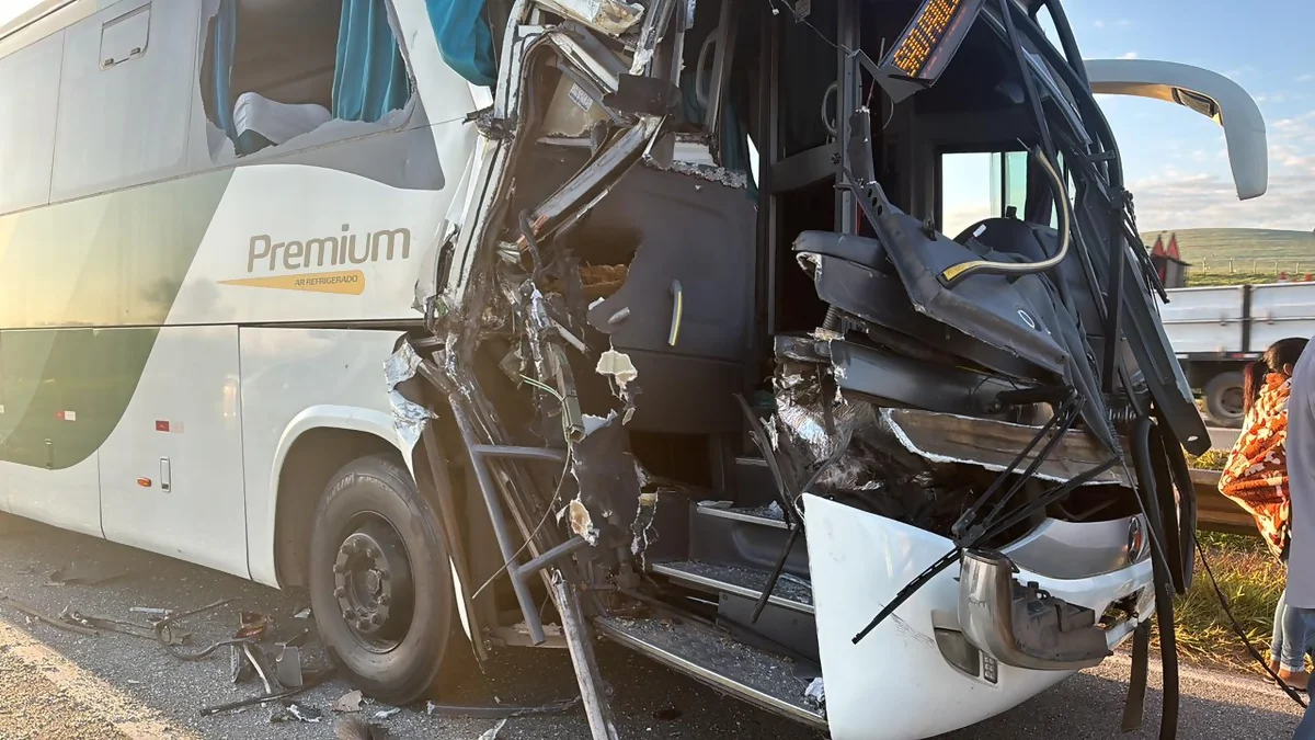 Ônibus da Gontijo colide em carreta na BR-381 e deixa feridos