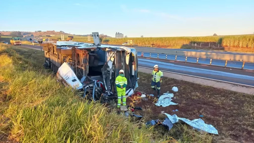 Motorista de ônibus morre em acidente na Via Anhanguera, em Ribeirão Preto (SP)
