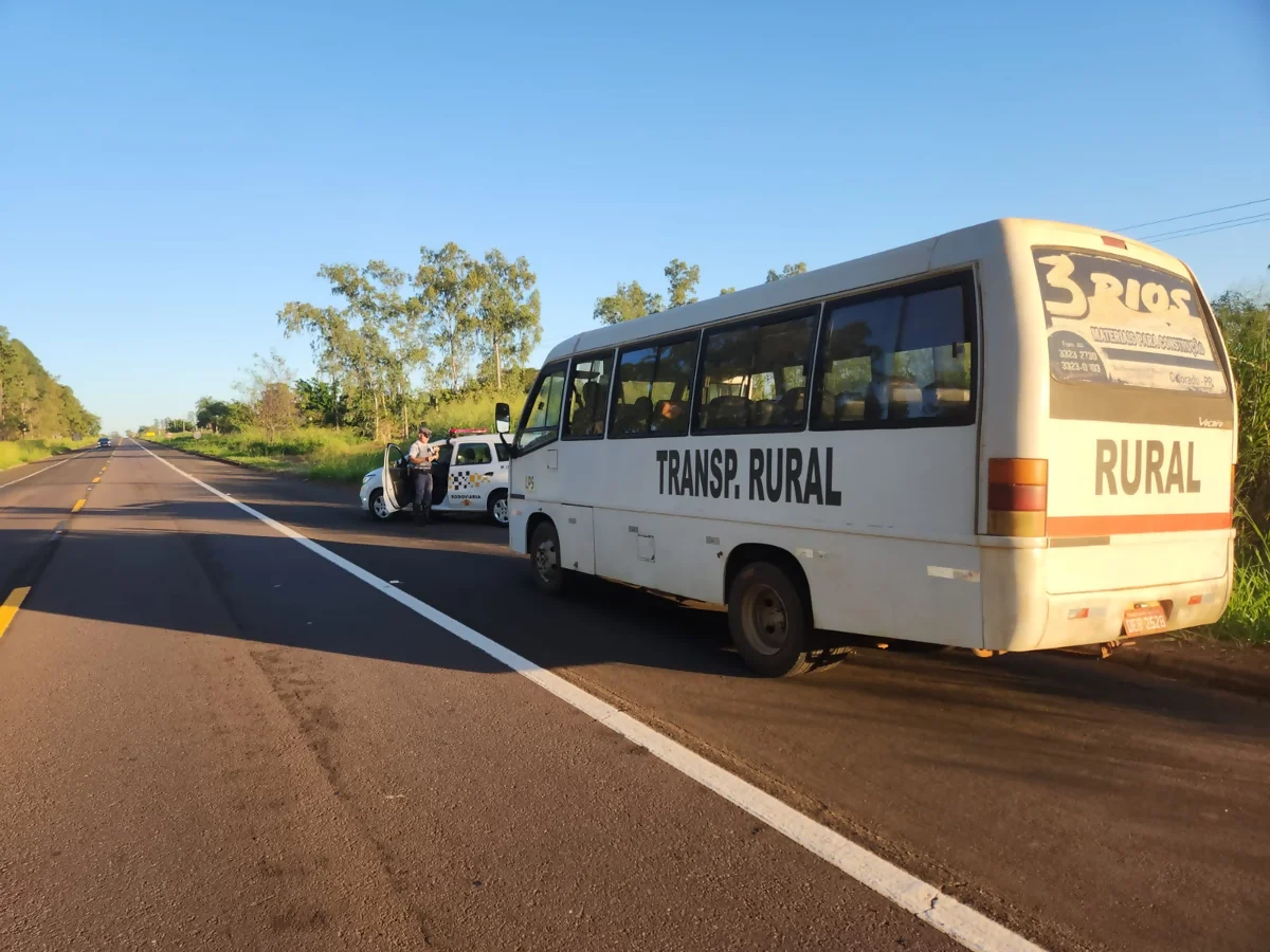 Homem procurado por estupro é preso dirigindo micro-ônibus na SP-272