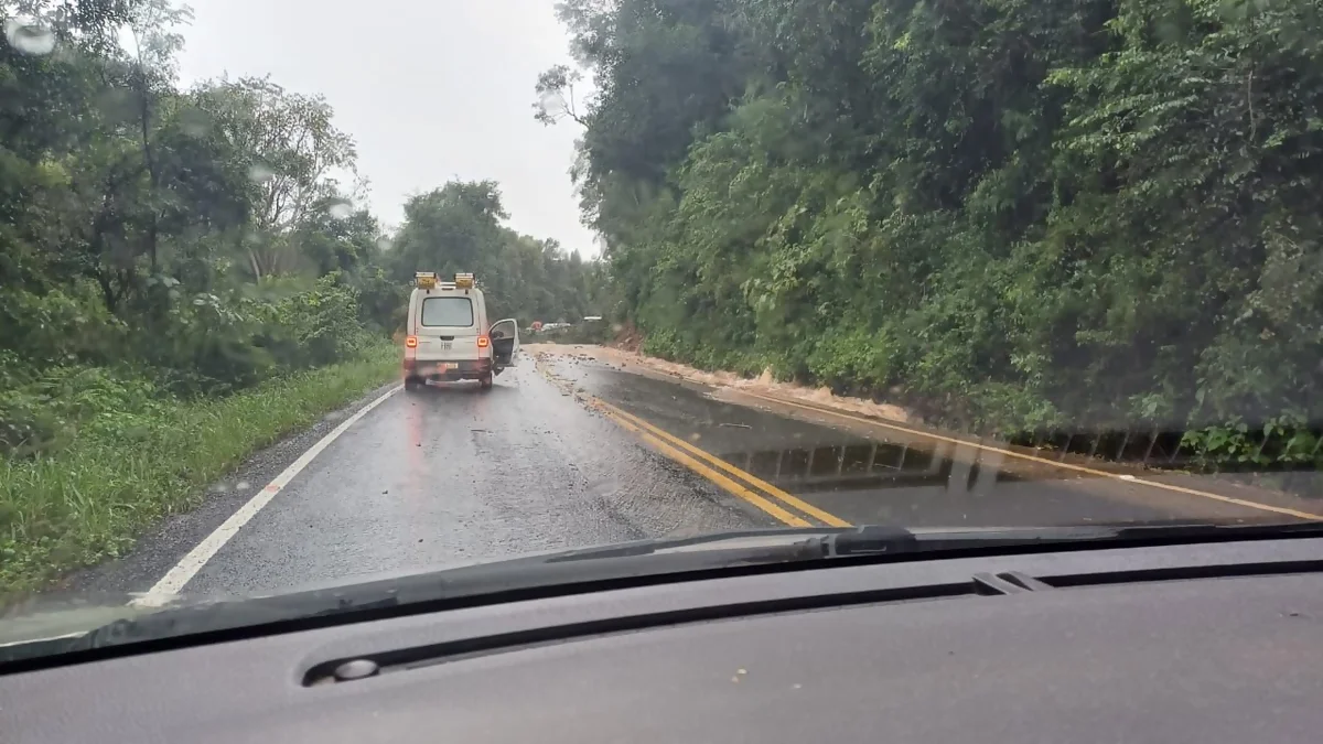 Queda de barreira na SC-390 interdita trecho na região de Ipira (SC) Queda de barreira na SC-390 interdita trecho na região de Ipira (SC)