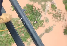 VÍDEO: Helicóptero da PRF do Paraná resgata 29 vítimas das enchentes no RS