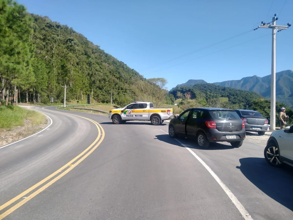 VÍDEO: Tráfego na Serra do Rio do Rastro, em SC, está bloqueado temporariamente