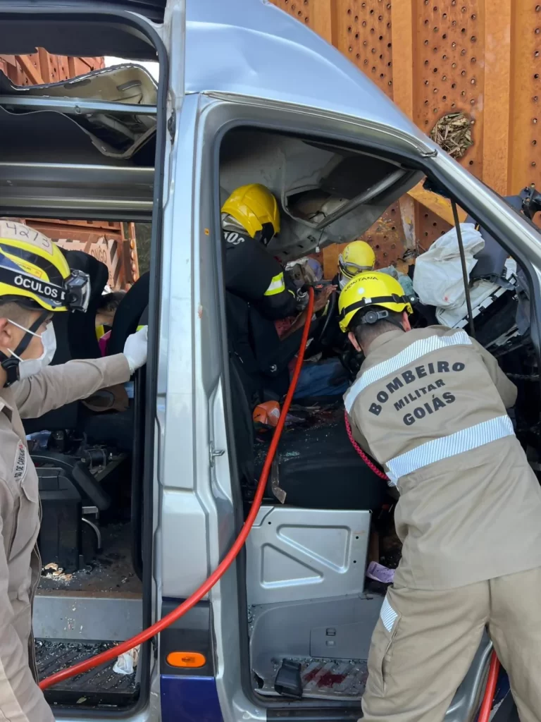 Colisão entre van e carreta bitrem deixa 4 mortos e 8 feridos na GO-336