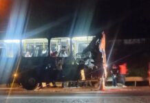 Oito pessoas ficam feridas em colisão de ônibus com carreta na Régis Bittencourt, em SP Oito pessoas ficam feridas em colisão de ônibus com carreta na Régis Bittencourt, em SP