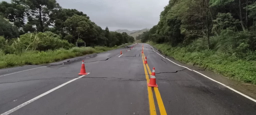 SC-110 está totalmente interditada devido à queda de barreira, em Bom Retiro