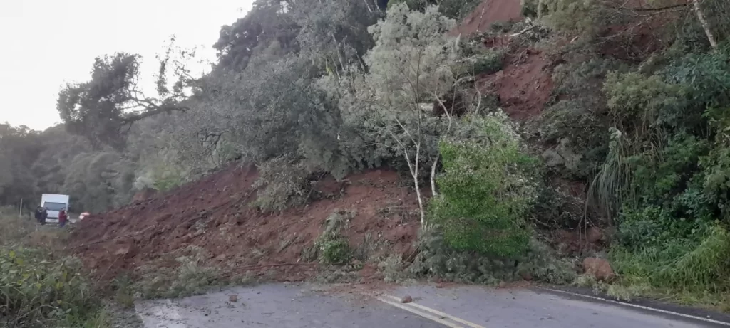 SC-110 está totalmente interditada devido à queda de barreira, em Bom Retiro