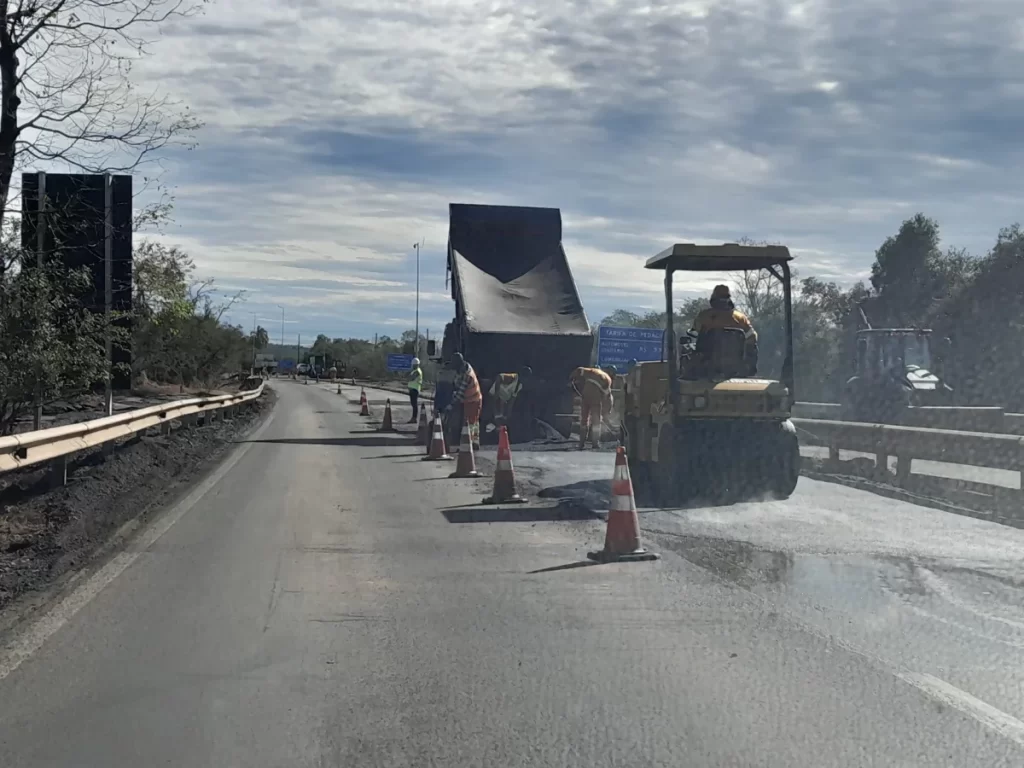 Concessionária realiza a recuperação no entorno do pedágio de Montenegro (RS), na BR-386