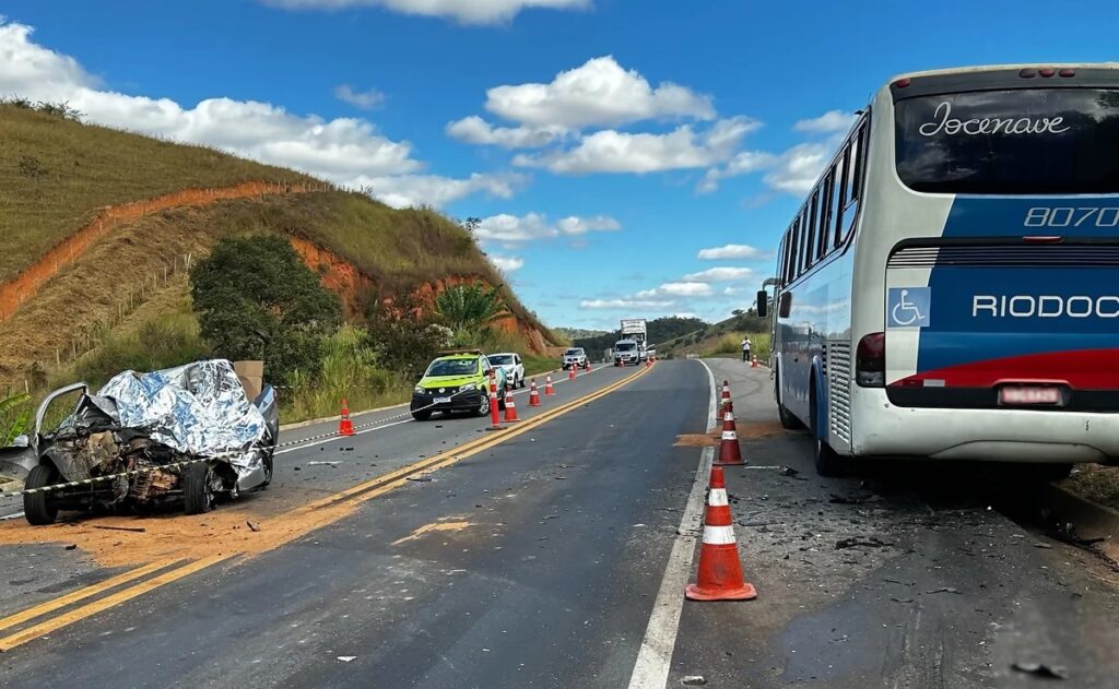 ULTRAPASSAGEM PROIBIDA: Colisão de picape com ônibus na BR-116/MG deixa motorista morto. Foto: Reprodução/Redes Sociais