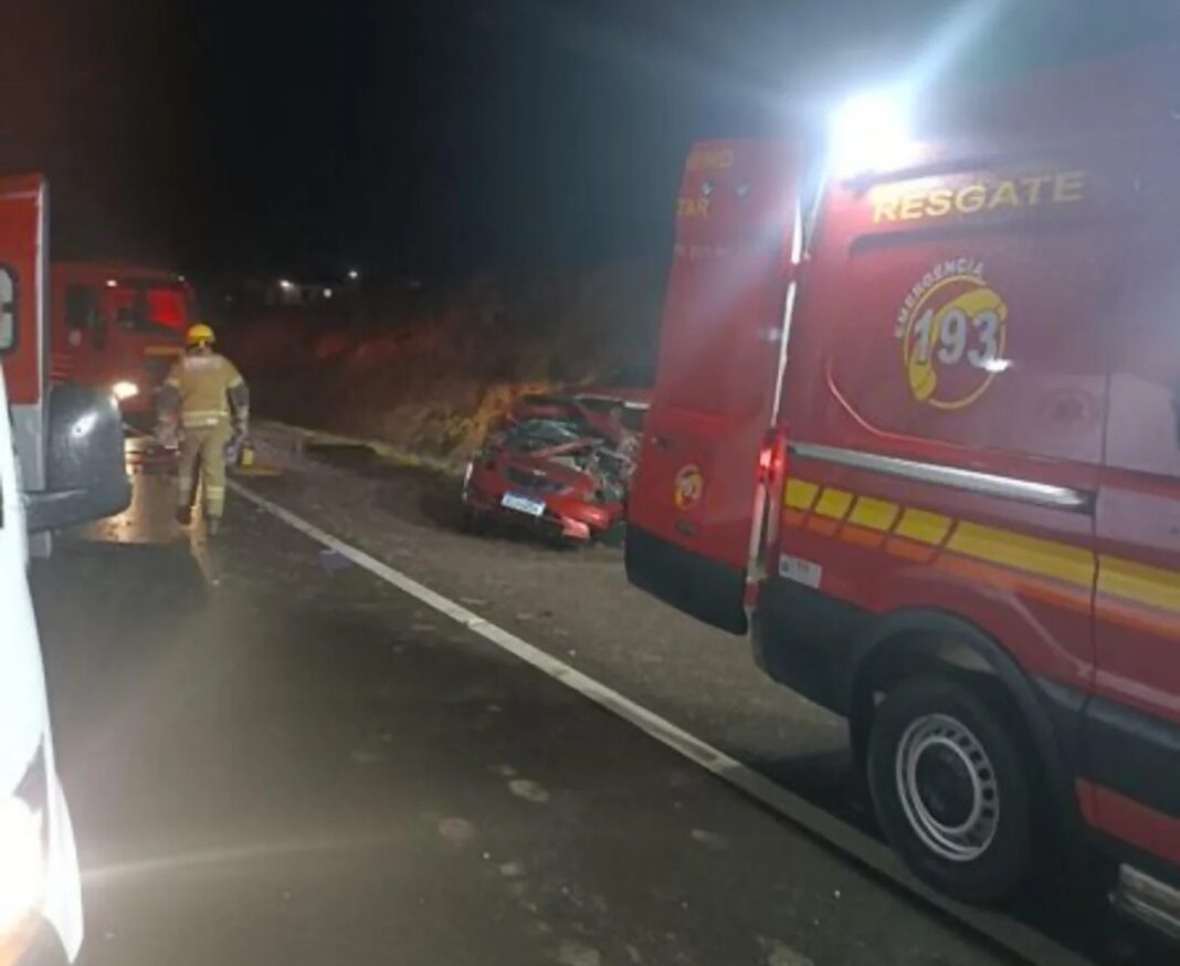 Ônibus irregular com jogadores de futsal bate em carro na BR-392/RS Ônibus irregular com jogadores de futsal bate em carro na BR-392/RS