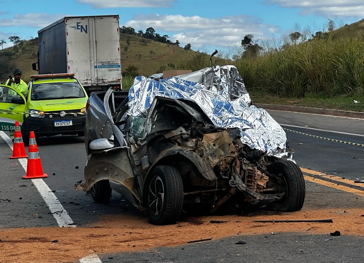 Colisão de picape com ônibus na BR-116/MG deixa motorista morto(1) Colisão de picape com ônibus na BR-116/MG deixa motorista morto