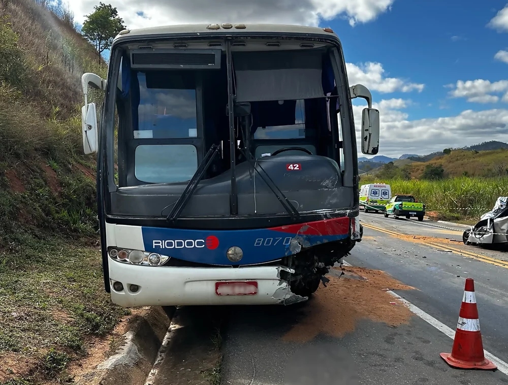 ULTRAPASSAGEM PROIBIDA: Colisão de picape com ônibus na BR-116/MG deixa motorista morto. Foto: Reprodução/Redes Sociais