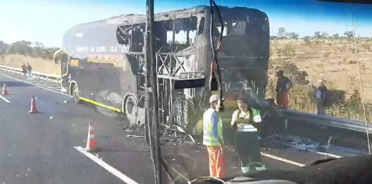 VÍDEO: Ônibus da Mazinho pega fogo na BR-135/MG mas ninguém fica ferido VÍDEO: Ônibus da Mazinho pega fogo na BR-135/MG mas ninguém fica ferido