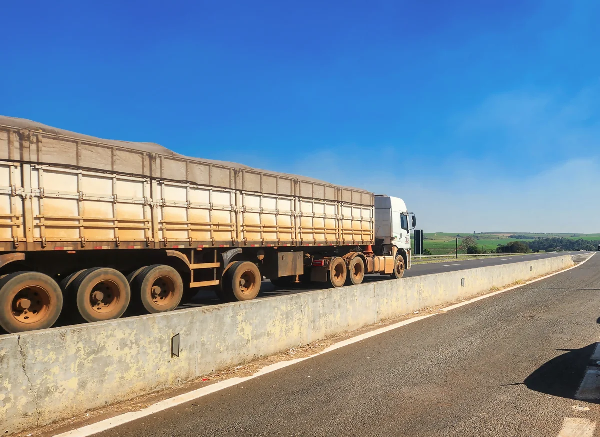 Rodovias do Tietê inicia cobrança de eixos suspensos no dia 1º de julho Rodovias do Tietê inicia cobrança de eixos suspensos no dia 1º de julho