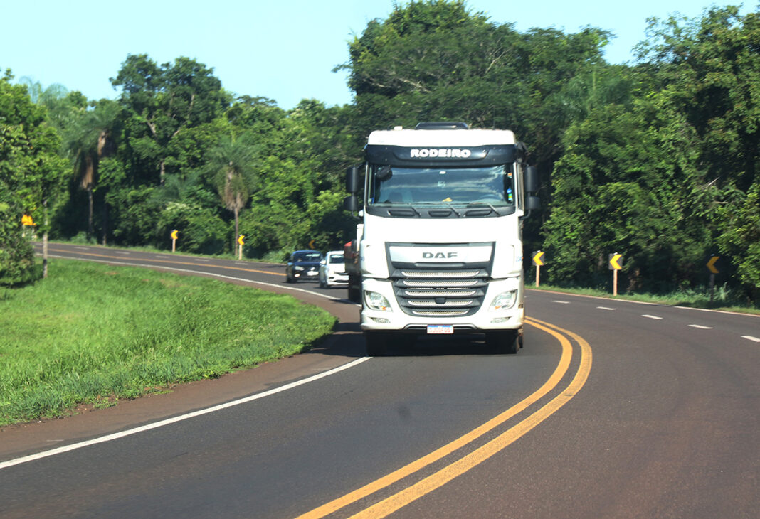 Detran MS caminhao-na-estrada--foto-rachid-waqued