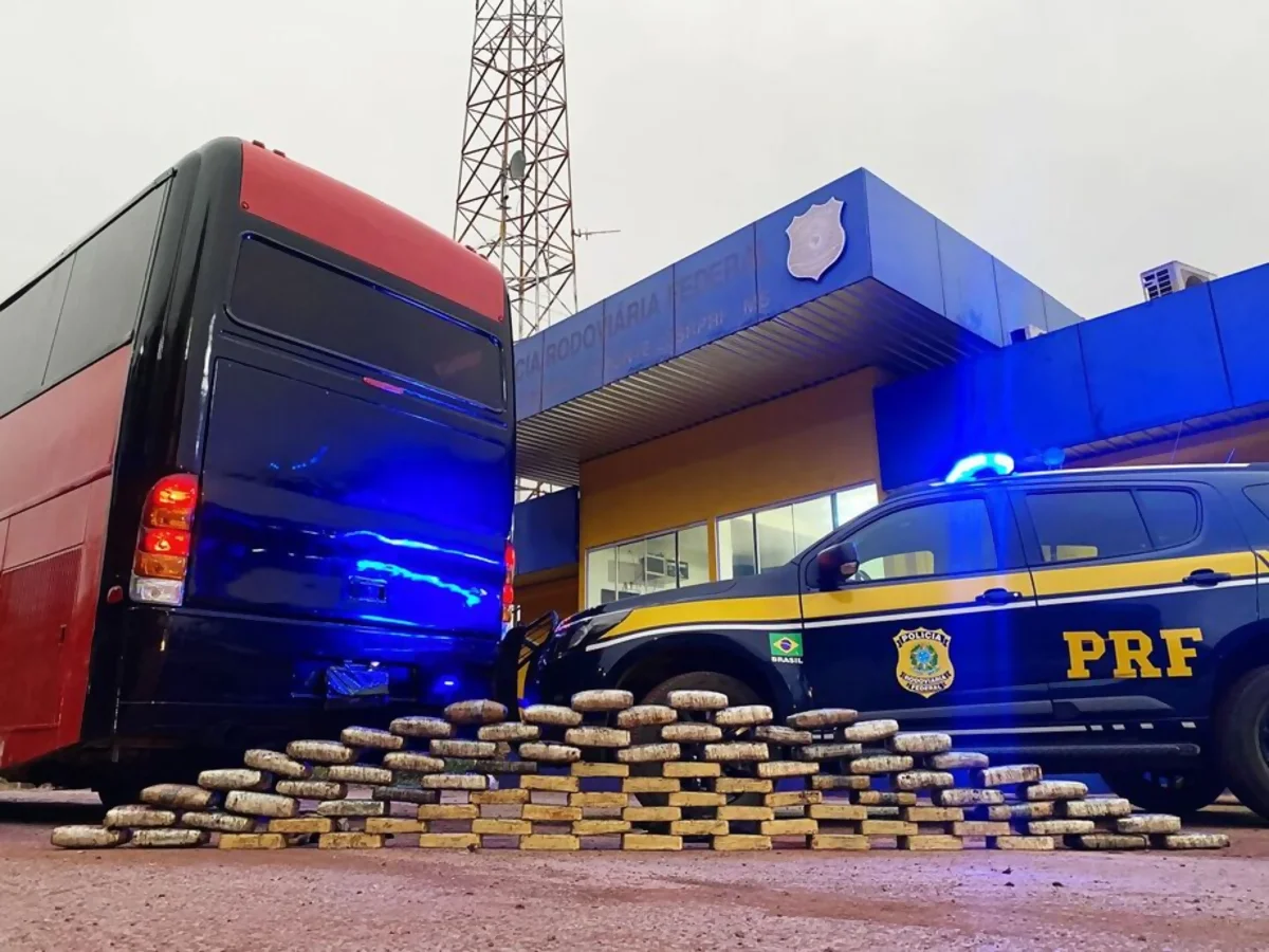 Ônibus de turismo é flagrado na BR-262 transportando bolivianos e drogas Ônibus de turismo é flagrado na BR-262 transportando bolivianos e drogas