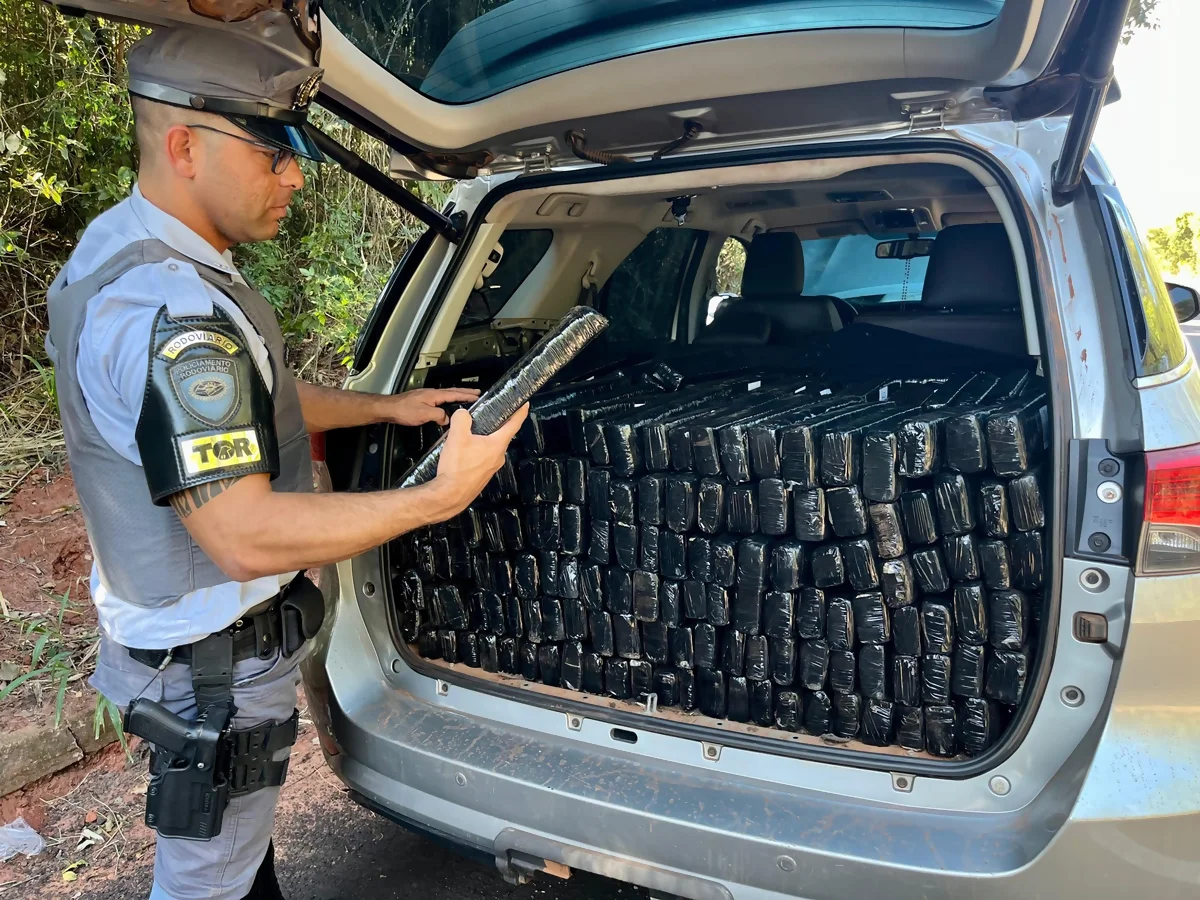 Motorista foge da polícia na SP-272 e 'deixa para trás' 500 kg de maconha Motorista foge da polícia na SP-272 e 'deixa para trás' 500 kg de maconha