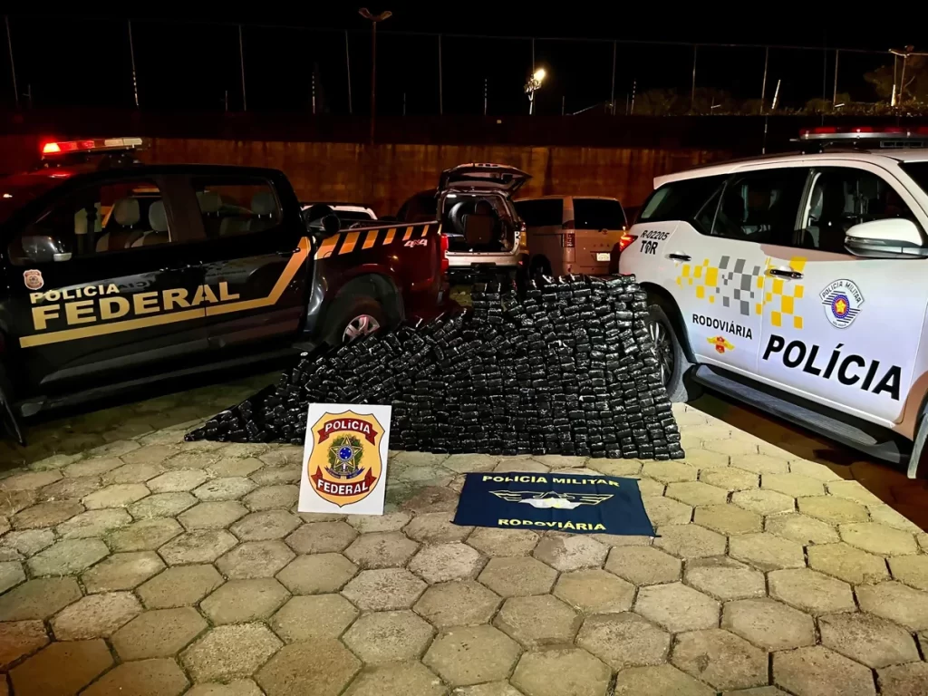 Motorista foge da polícia na SP-272 e 'deixa para trás' 500 kg de maconha