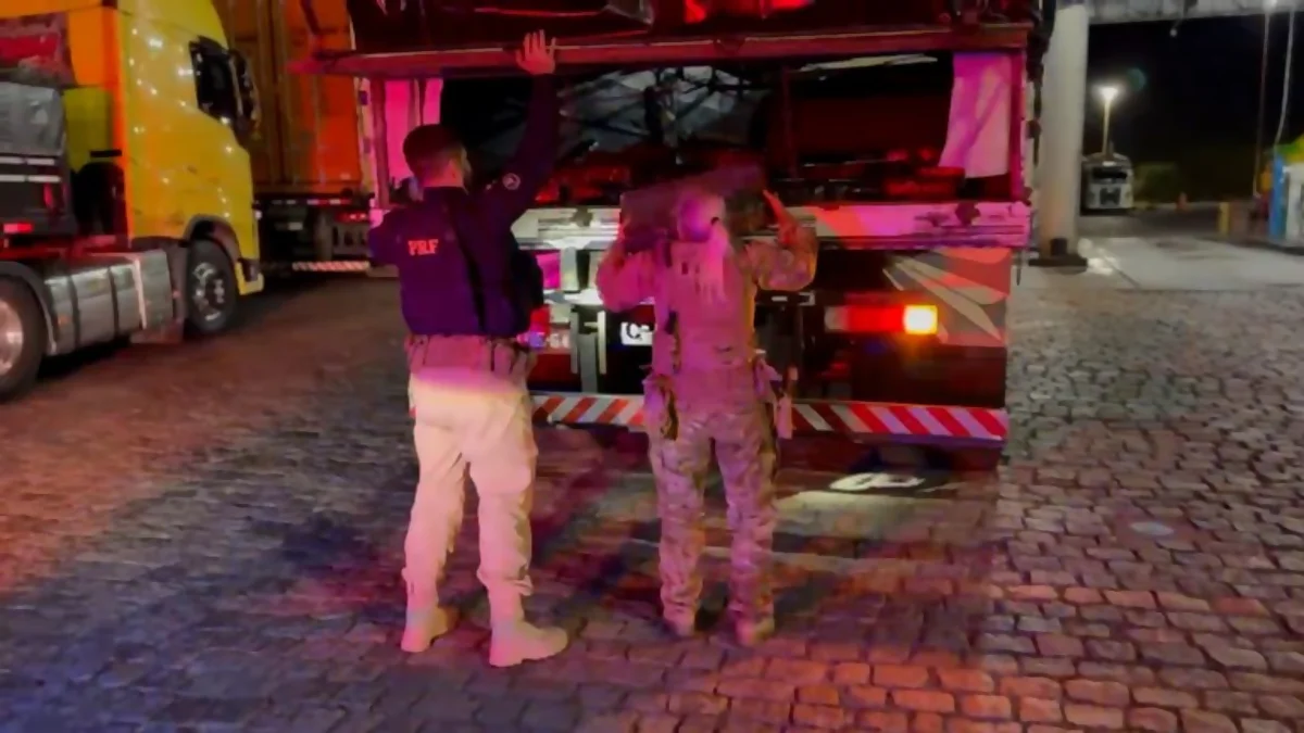 Caminhoneiro "fecha" viatura da PRF na BR-116/PR e inspetores acham droga na carga Caminhoneiro "fecha" viatura da PRF na BR-116/PR e inspetores acham droga na carga