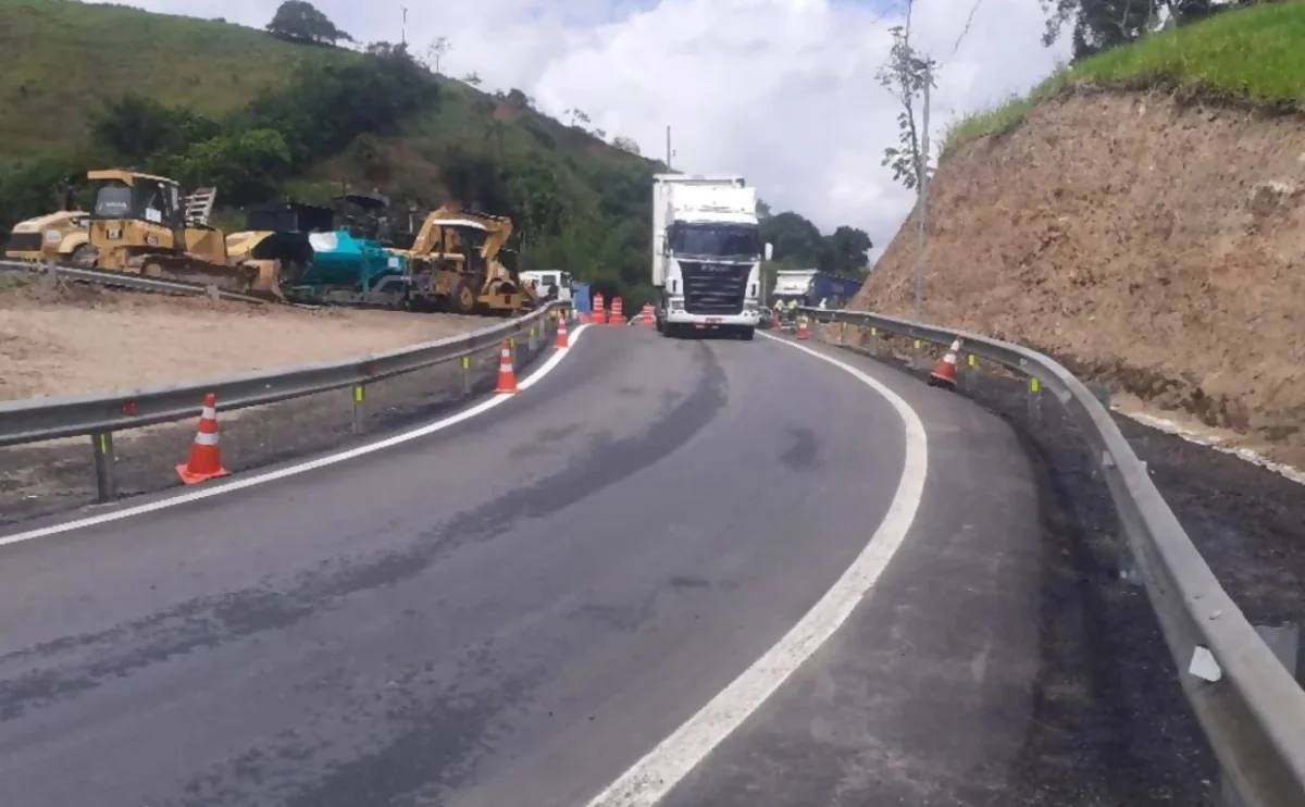 BR-393/RJ opera no sistema 'Pare-e-Siga', na altura do km 258, em Barra do Piraí BR-393/RJ opera no sistema 'Pare-e-Siga', na altura do km 258, em Barra do Piraí