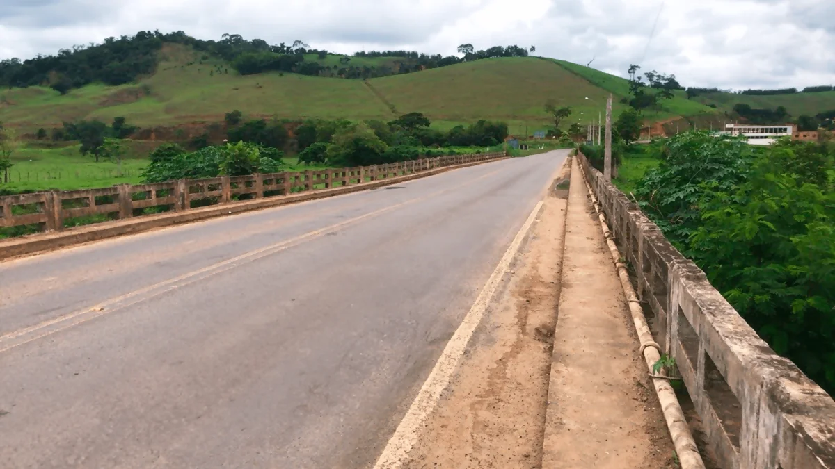 Ponte na MG-133, na Zona da Mata, é liberada para todo tipo de veículo Ponte na MG-133, na Zona da Mata, é liberada para todo tipo de veículo