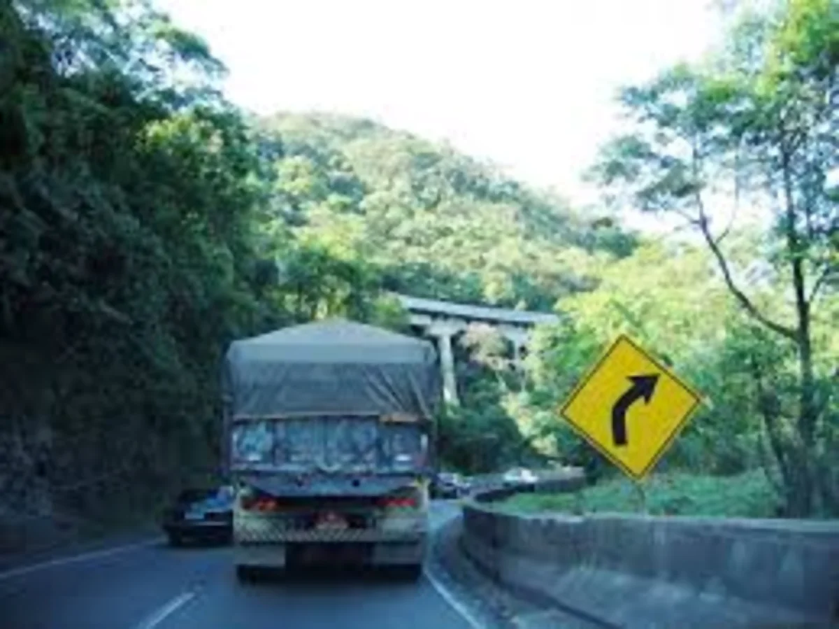 Trecho de serra da Via Anchieta (SP-150) continua com obras no pavimento Trecho de serra da Via Anchieta (SP-150) continua com obras no pavimento