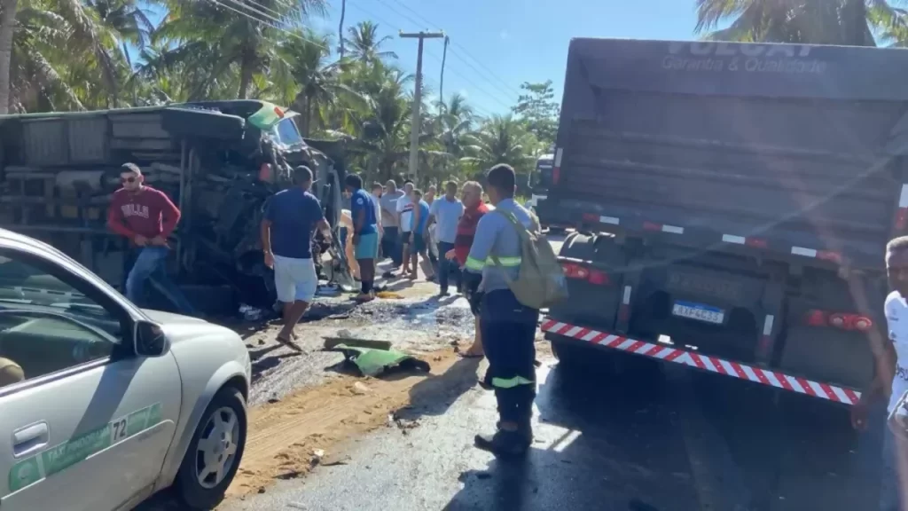Acidente entre ônibus e carreta na AL-101 deixa 1 morto e 30 feridos, em Coruripe