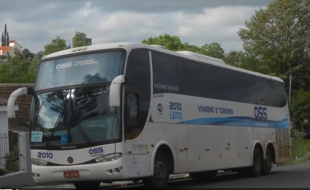 Ônibus irregular com jogadores de futsal bate em carro na BR-392/RS