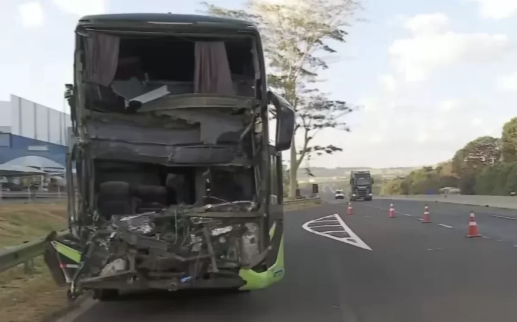 Motorista de ônibus morre em colisão na Via Anhanguera, em Cravinhos (SP)
