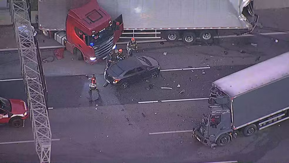 Acidente na Bandeirantes, em SP, deixa 2 mortos, sendo 1 caminhoneiro Acidente na Bandeirantes, em SP, deixa 2 mortos, sendo 1 caminhoneiro