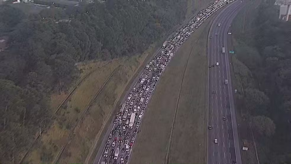 Acidente na Bandeirantes, em SP, deixa 2 mortos, sendo 1 caminhoneiro