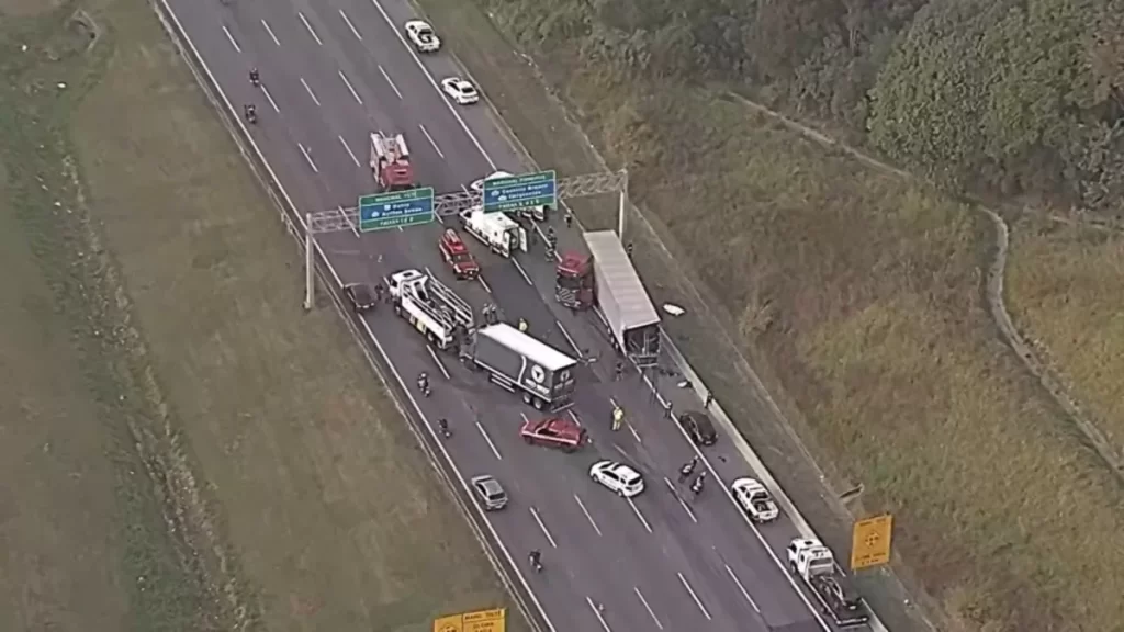 Acidente na Bandeirantes, em SP, deixa 2 mortos, sendo 1 caminhoneiro