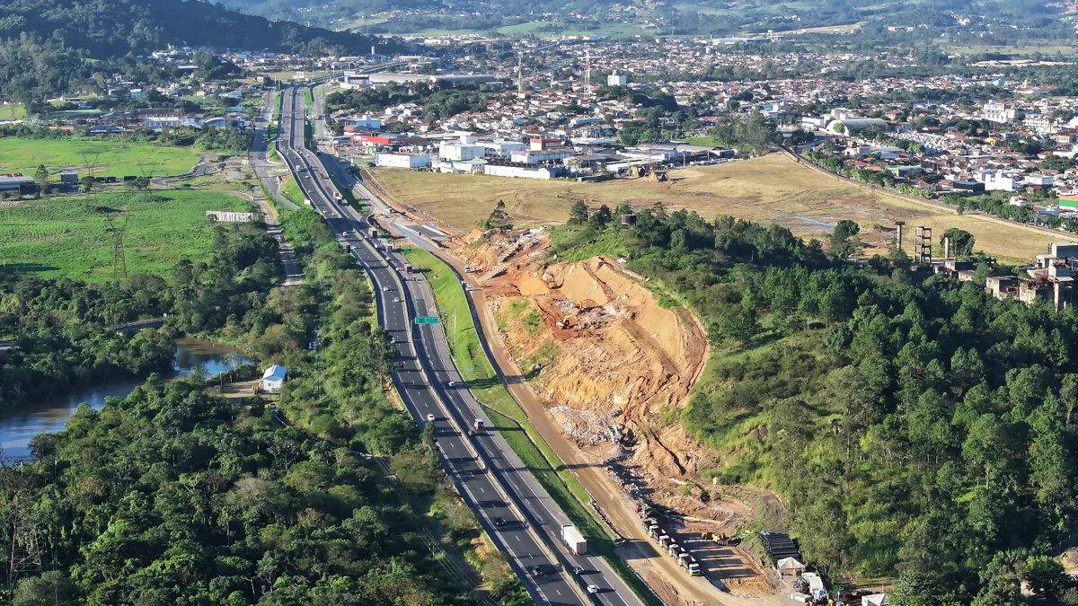 BR-101 Sul/SC terá alteração no tráfego para detonação de rochas, nesta terça (4) BR-101 Sul/SC terá alteração no tráfego para detonação de rochas, nesta terça (4)