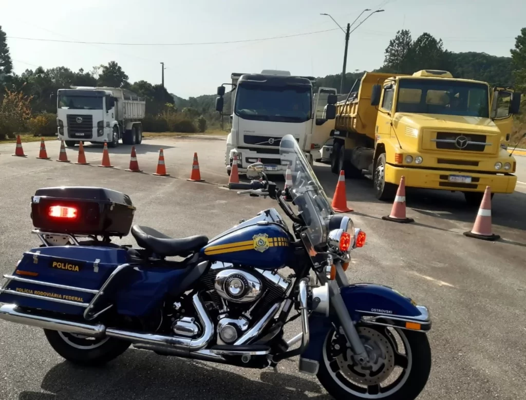 PRF flagra 4 caminhões com 37 toneladas de excesso de peso na BR-282/SC