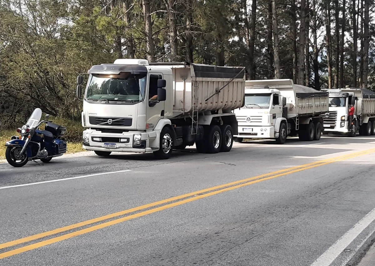 PRF flagra 4 caminhões com 37 toneladas de excesso de peso na BR-282/SC PRF flagra 4 caminhões com 37 toneladas de excesso de peso na BR-282/SC