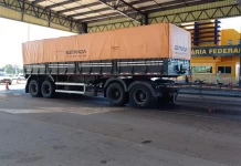VÍDEO: Carreta bitrem perde compartimento de carga na BR-060/GO VÍDEO: Carreta bitrem perde compartimento de carga na BR-060/GO