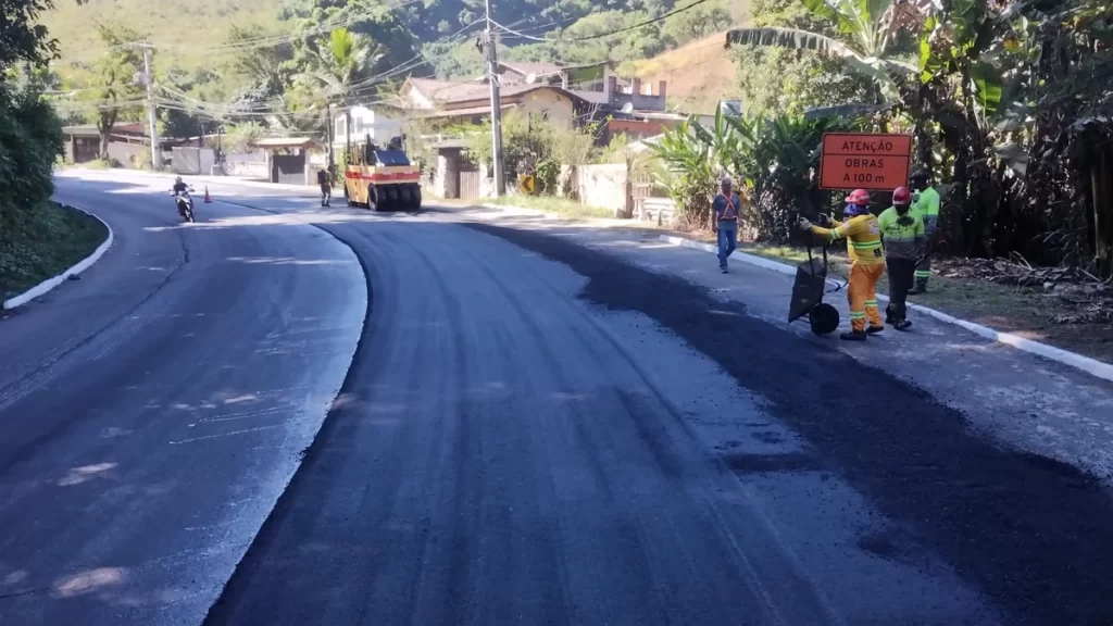 Obras continuam em trecho da RJ-116, em Cachoeiras de Macacu (RJ)