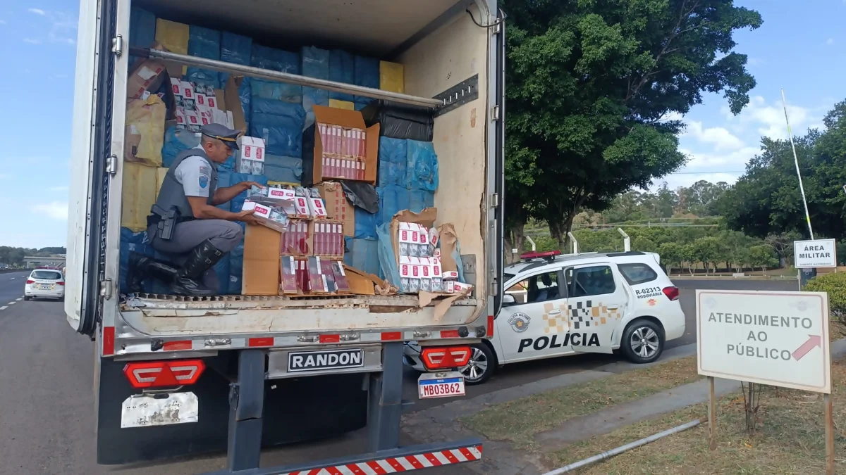 PMRv-SP prende contrabandista com 400 mil maços de cigarros na SP-270, em Assis PMRv-SP prende contrabandista com 400 mil maços de cigarros na SP-270, em Assis