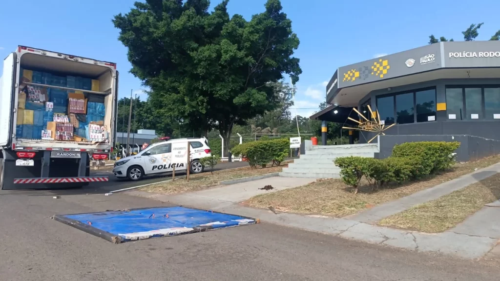PMRv-SP prende contrabandista com 400 mil maços de cigarros na SP-270, em Assis