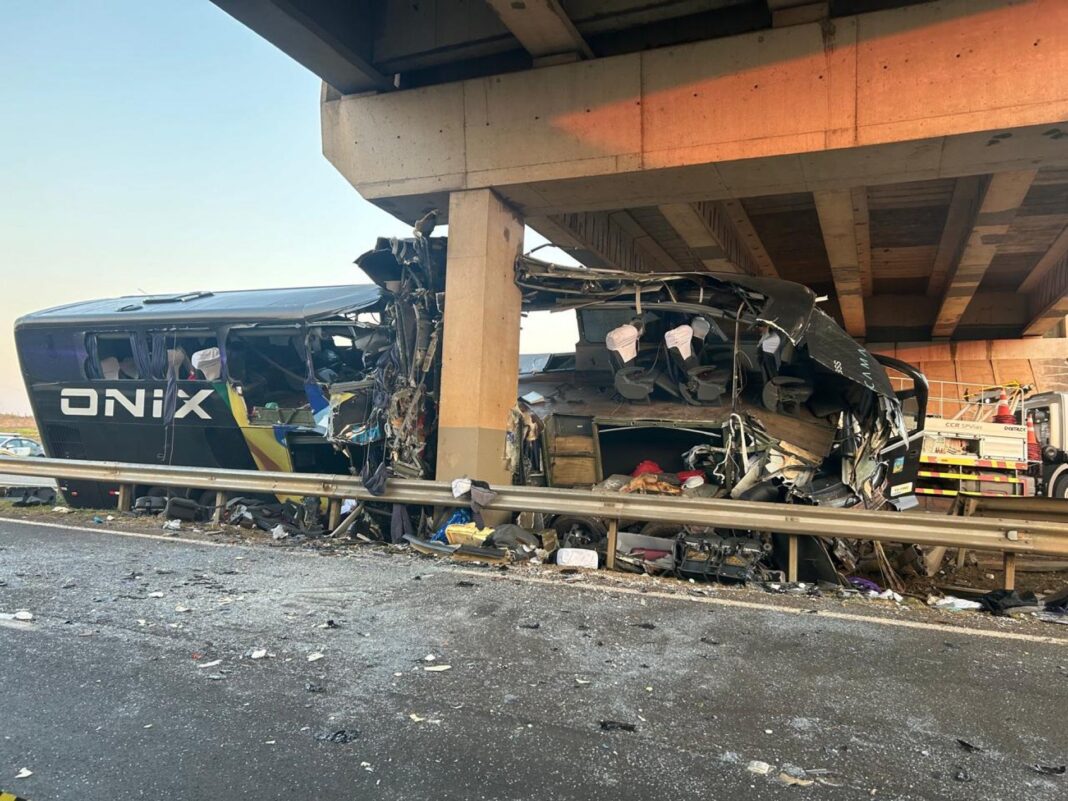 Sobe para 12 o número de mortes no acidente com ônibus em viaduto, em Itapetininga (SP) Sobe para 12 o número de mortes no acidente com ônibus em viaduto, em Itapetininga (SP)
