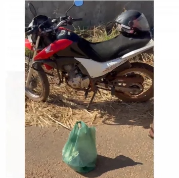 Homem embriagado é detido na BR-153/GO pilotando uma moto com excesso de pessoas Homem embriagado é detido na BR-153/GO pilotando uma moto com excesso de pessoas