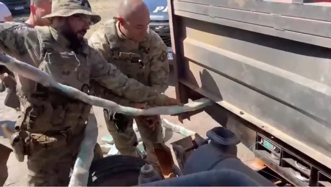 VÍDEO: Caminhoneiro é preso ao ser flagrado com 200 kg de drogas na BR-060-GO VÍDEO: Caminhoneiro é preso ao ser flagrado com 200 kg de drogas na BR-060-GO