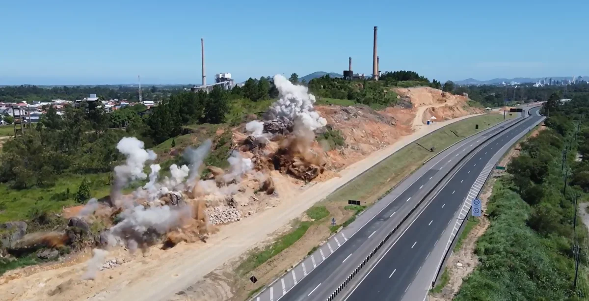 Detonação de rochas altera o tráfego na BR-101/SC, nesta segunda (22) Detonação de rochas altera o tráfego na BR-101/SC, nesta segunda (22)