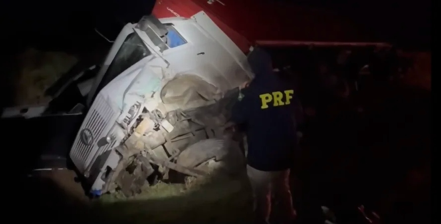 Colisão na BR-471/RS, entre carreta, carro e SUV, deixa 6 mortos e 2 feridos