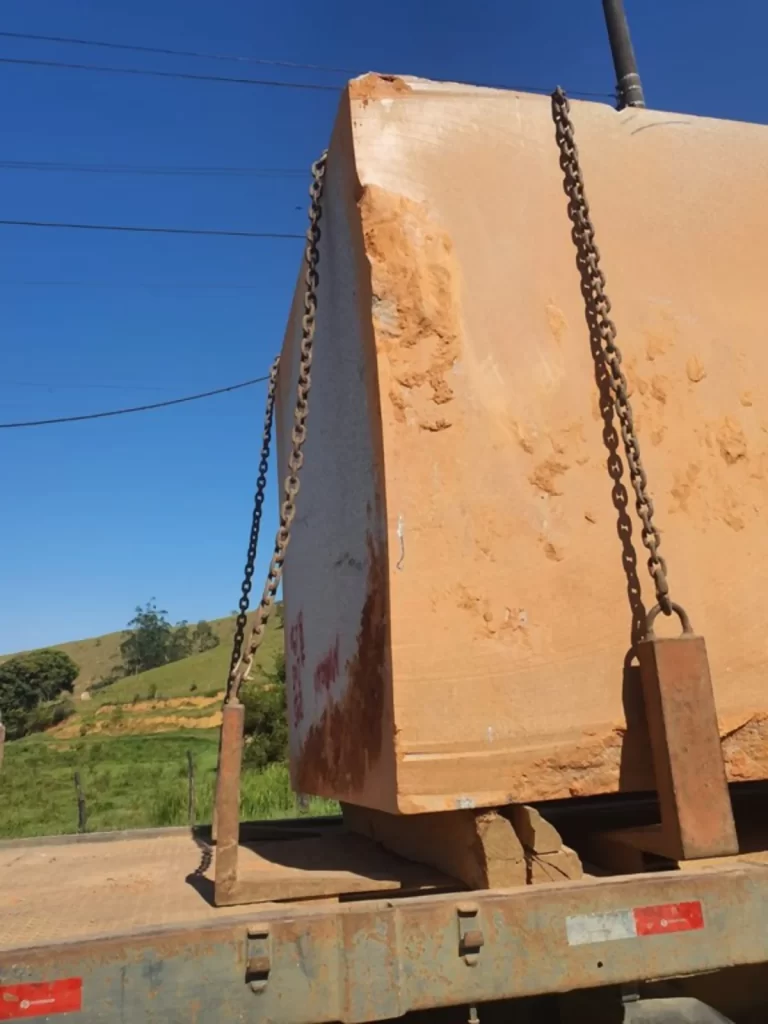 PRF flagra transporte irregular de granito na BR-101, em Itapemirim (ES)