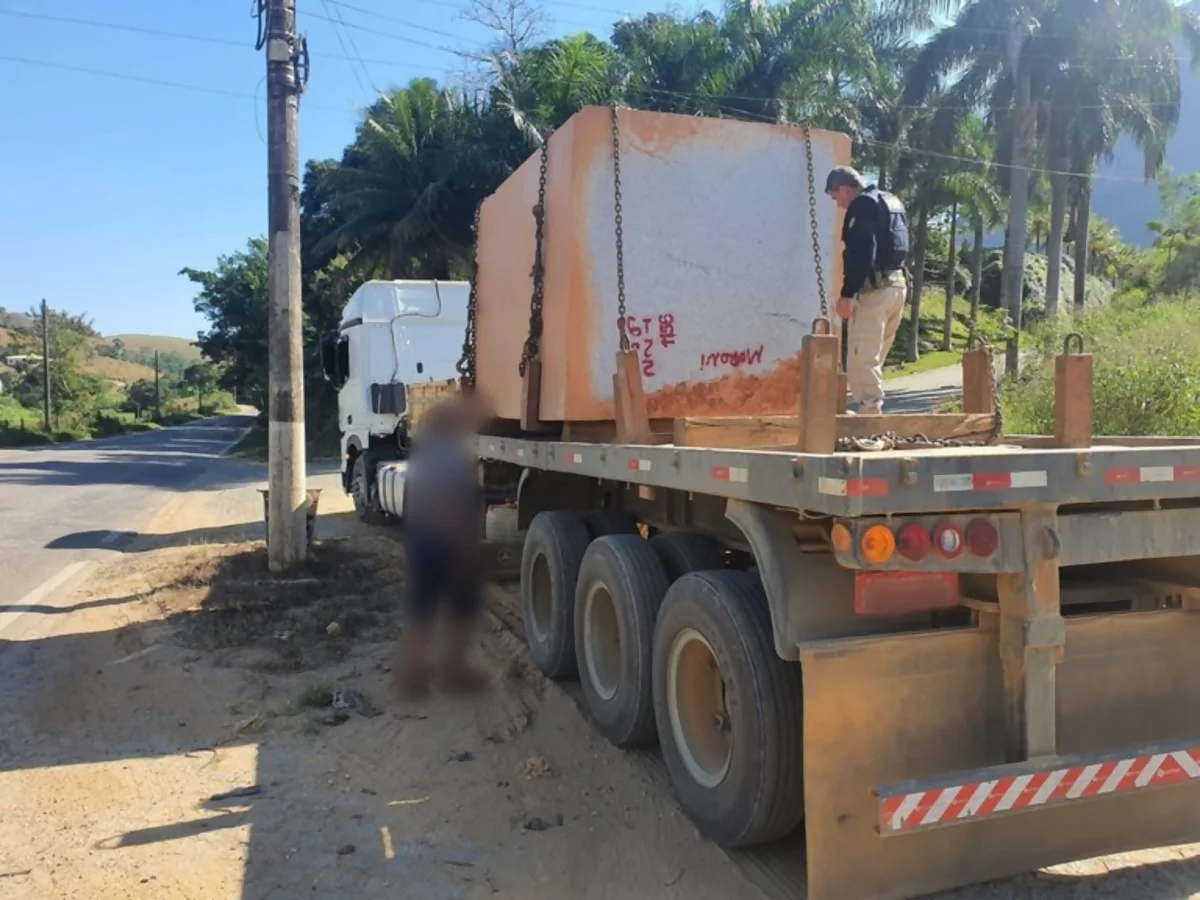 PRF flagra transporte irregular de granito na BR-101, em Itapemirim (ES) PRF flagra transporte irregular de granito na BR-101, em Itapemirim (ES)