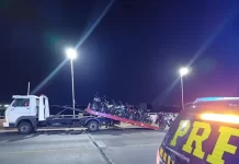 PRF detém 50 motoqueiros envolvidos em “rolezinho” na BR-407, em Petrolina (PE) PRF detém 50 motoqueiros envolvidos em "rolezinho" na BR-407, em Petrolina (PE)