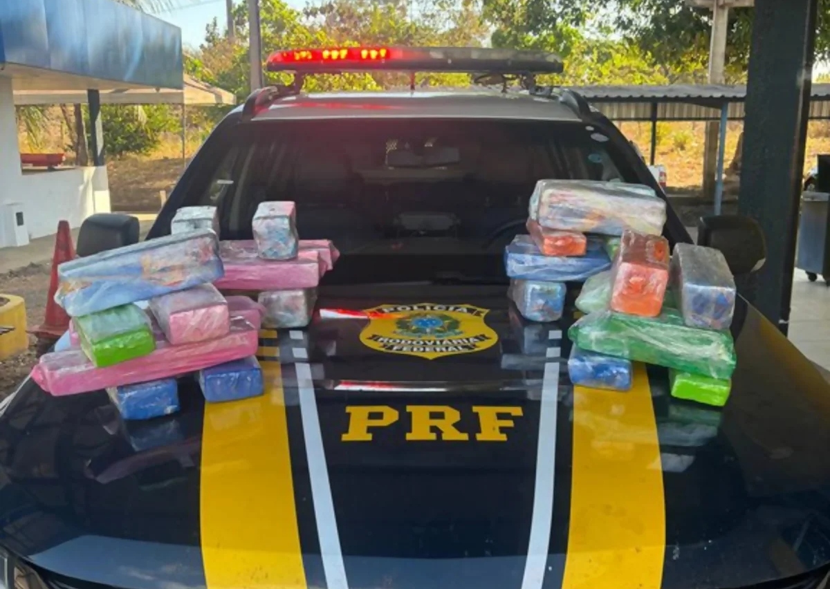 Passageira é presa com 29,4 kg de maconha em ônibus, em Guaraí (TO) Passageira é presa com 29,4 kg de maconha em ônibus, em Guaraí (TO)
