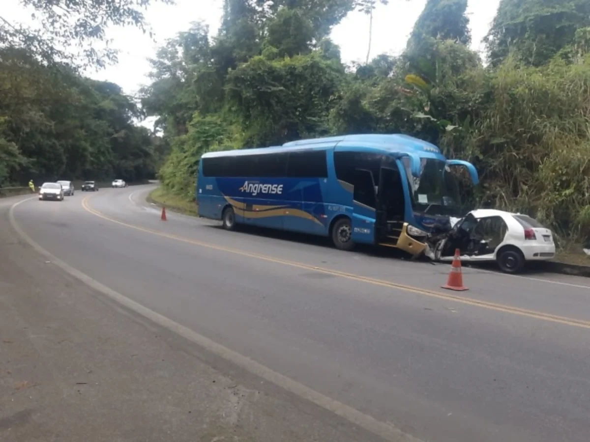 Colisão frontal entre ônibus e carro na BR-101/RJ deixa 1 morto e 3 feridos Colisão frontal entre ônibus e carro na BR-101/RJ deixa 1 morto e 3 feridos