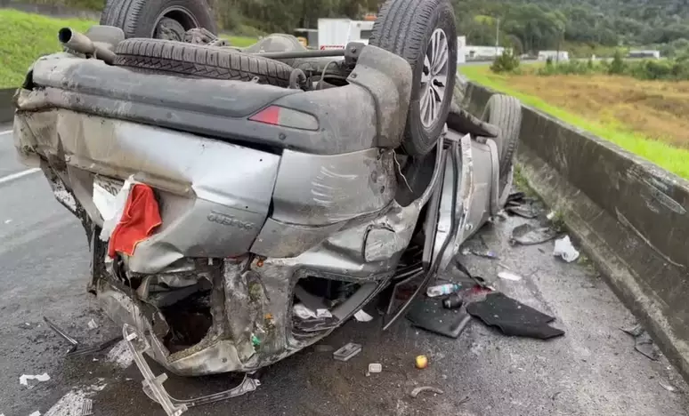 Dunga e esposa sofrem acidente na Régis Bittencourt (BR-116), no Paraná Dunga e esposa sofrem acidente na Régis Bittencourt (BR-116), no Paraná